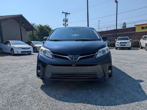 Used 2020 Toyota Sienna XLE Premium AWD/4WD image 2