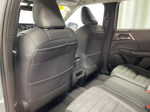 New 2025 Mitsubishi Outlander SE image 25