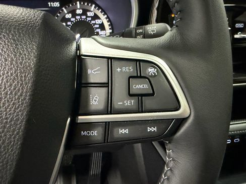 Used 2025 Toyota Highlander XLE image 39