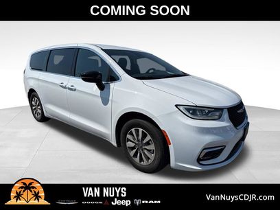 Used 2025 Chrysler Pacifica Select