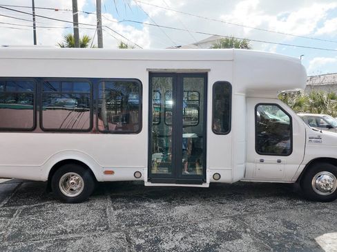 Used 2010 Ford E-450 and Econoline 450 Super Duty RWD image 2