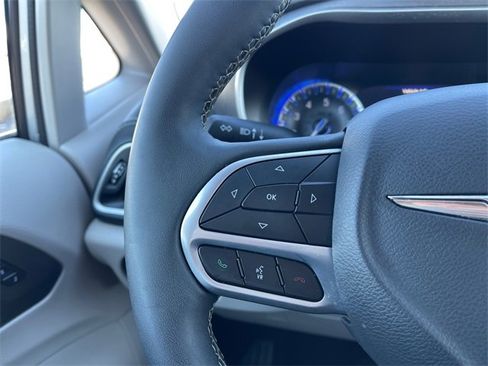 Used 2023 Chrysler Pacifica Touring-L image 27