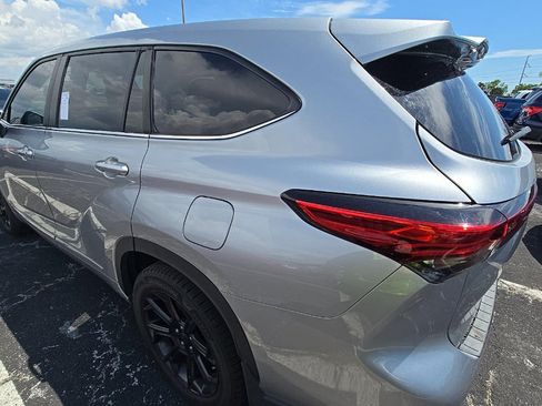 Used 2023 Toyota Highlander LE FWD image 7