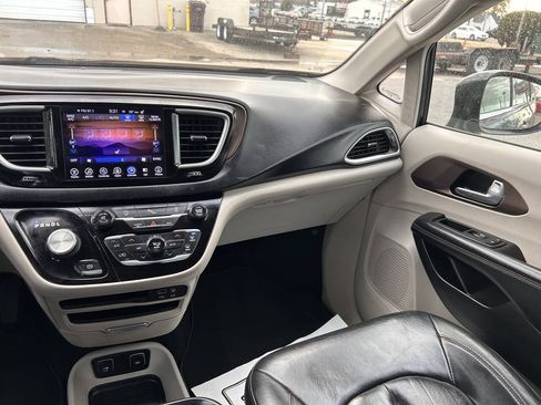 Used 2017 Chrysler Pacifica Touring-L FWD image 11