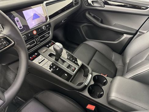 Certified 2025 Porsche Macan AWD/4WD image 32