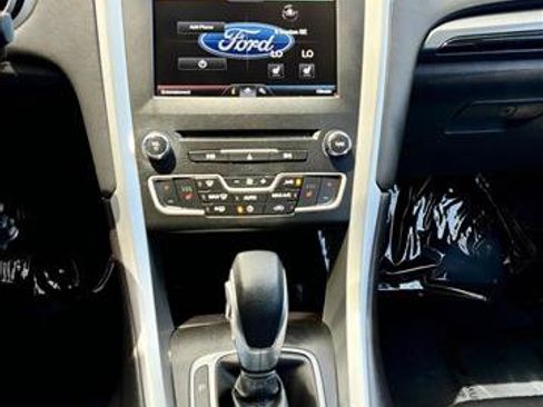 Used 2016 Ford Fusion SE FWD image 8