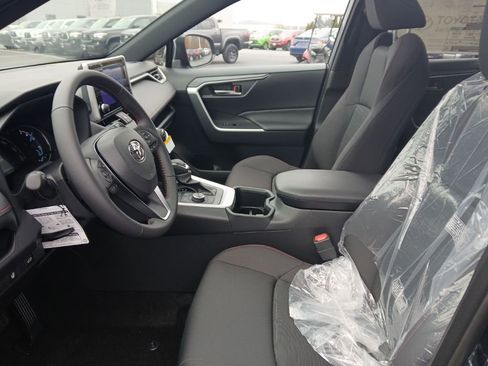 New 2025 Toyota RAV4 SE image 7