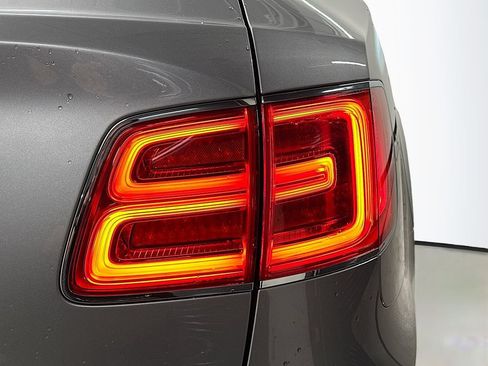 Used 2018 Bentley Bentayga AWD/4WD image 33