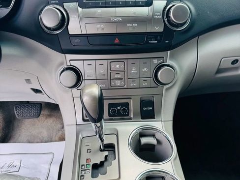 Used 2010 Toyota Highlander SE image 11