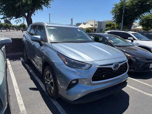 Used 2023 Toyota Highlander XLE AWD/4WD image 3