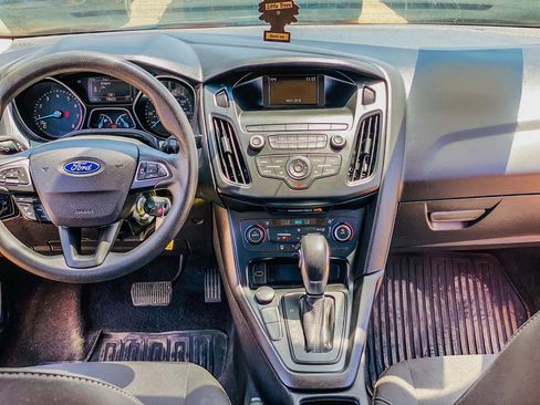 Used 2018 Ford Focus SE w/ SE Appearance Package image 24