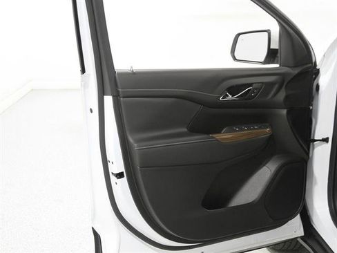 Used 2023 GMC Acadia SLE image 4