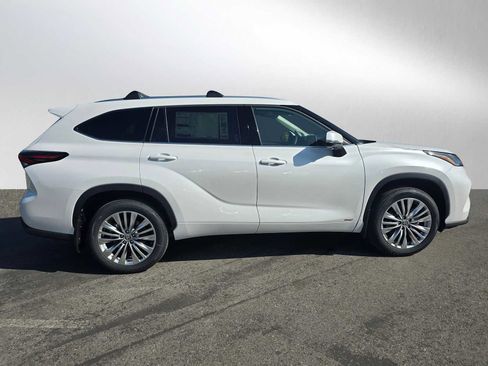 New 2026 Toyota Highlander Platinum image 2