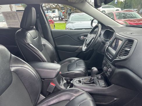 Used 2020 Jeep Cherokee Latitude Plus w/ Cold Weather Group AWD/4WD image 16