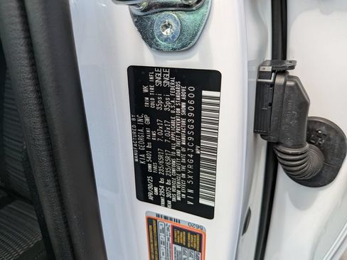 Certified 2025 Kia Sorento LX FWD image 36