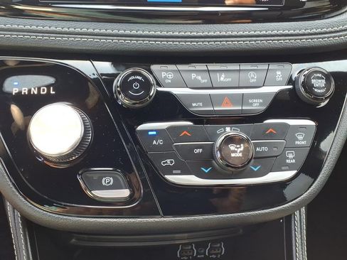 Certified 2025 Chrysler Pacifica Limited FWD image 8