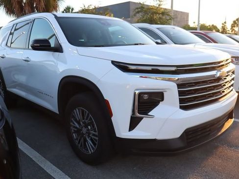 Used 2025 Chevrolet Traverse LT FWD image 1