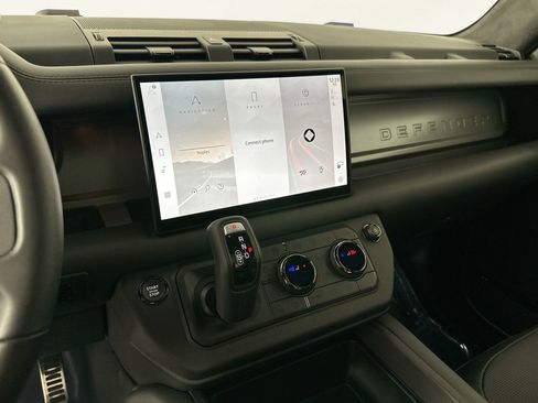 Used 2025 Land Rover Defender 110 image 13