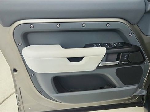 Used 2025 Land Rover Defender 110 X image 34