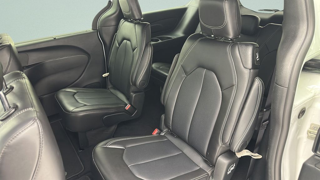 Used 2025 Chrysler Pacifica Select FWD image 9