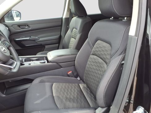 Used 2024 Nissan Pathfinder SV image 11