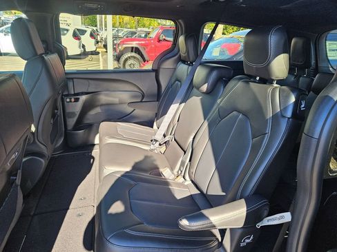 New 2026 Chrysler Pacifica Select image 15