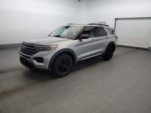 Used 2020 Ford Explorer XLT w/ Comfort Package AWD/4WD image 2
