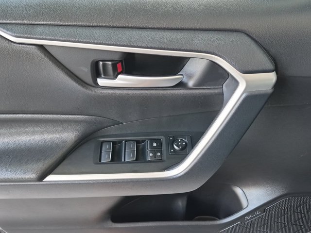 Used 2025 Toyota RAV4 XLE FWD image 18