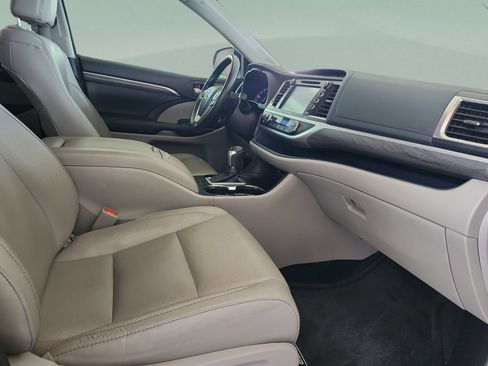Used 2018 Toyota Highlander Limited FWD image 19