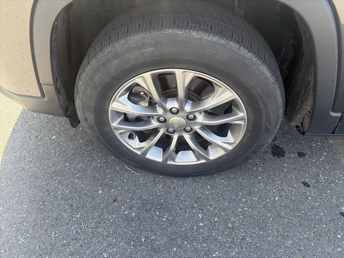 Used 2019 Jeep Cherokee Latitude Plus w/ Comfort/Convenience Group AWD/4WD image 8