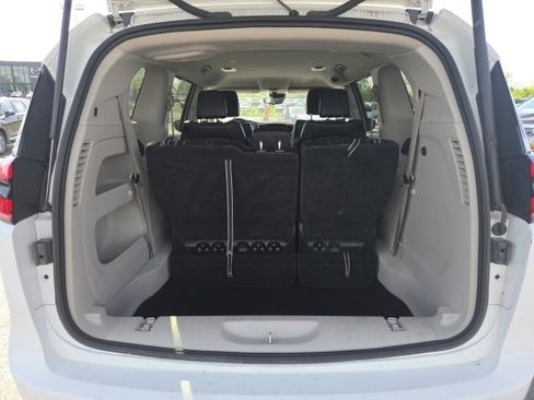 Used 2023 Chrysler Pacifica Touring-L image 11