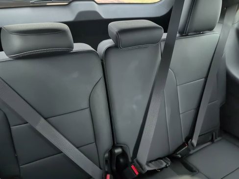 Used 2025 Chevrolet Traverse LT image 32