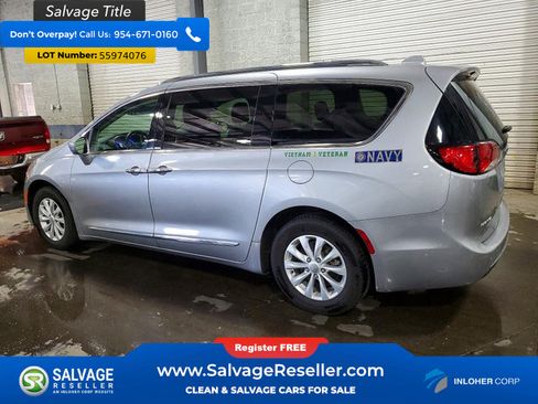 Used 2018 Chrysler Pacifica Touring-L w/ Advanced Safetytec Group FWD image 3