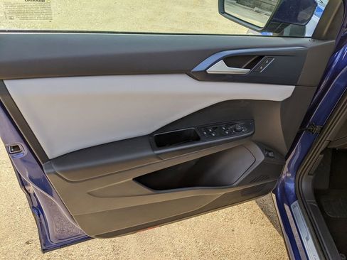 Certified 2023 Volkswagen Taos SE image 9