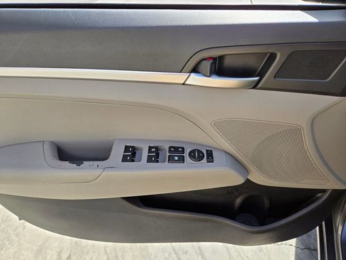 Used 2020 Hyundai Elantra SE FWD image 21