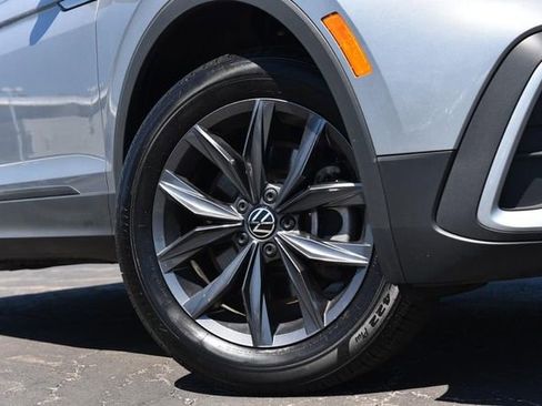 Used 2023 Volkswagen Tiguan SE w/ Panoramic Sunroof Package image 3