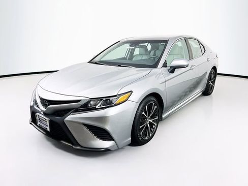 Used 2018 Toyota Camry SE image 3
