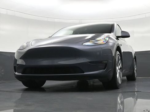 Used 2023 Tesla Model Y Long Range AWD/4WD image 29