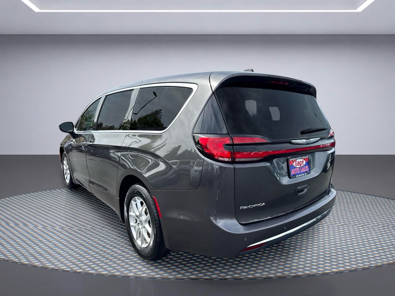 Used 2023 Chrysler Pacifica Touring-L FWD image 4