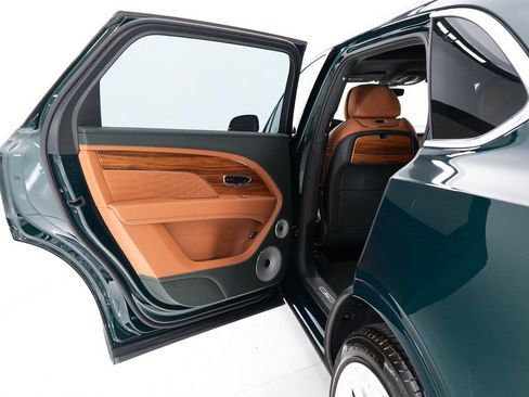 Certified 2025 Bentley Bentayga Extended Wheelbase AWD/4WD image 21