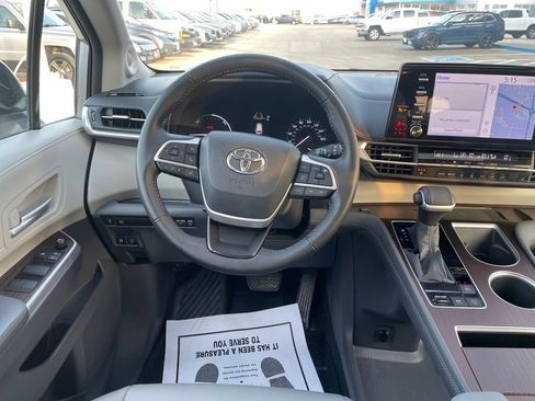 Used 2022 Toyota Sienna XLE w/ XLE Plus Package image 15