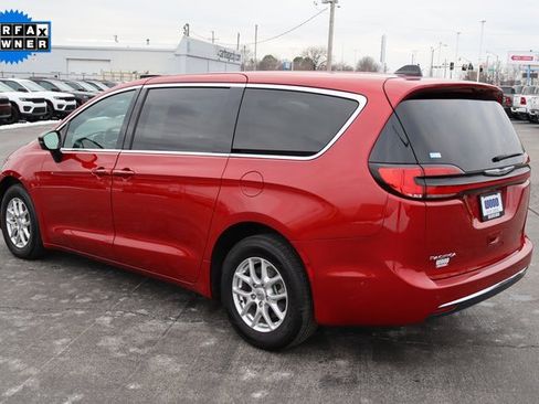 Used 2025 Chrysler Pacifica Select image 21