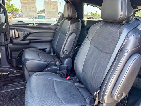 Used 2025 Toyota Sienna Limited AWD/4WD image 40