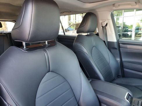 Used 2021 Toyota Highlander XLE image 24