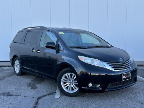 Used 2015 Toyota Sienna XLE image 6