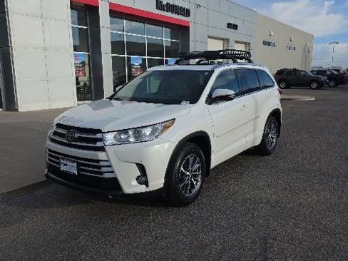 Used 2017 Toyota Highlander XLE AWD/4WD image 1