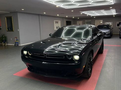 Used 2018 Dodge Challenger SXT RWD image 2