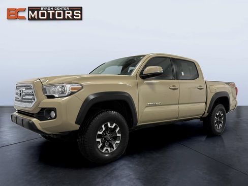 Used 2017 Toyota Tacoma TRD Off-Road image 2