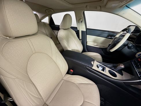 Used 2019 Toyota Avalon Limited image 37