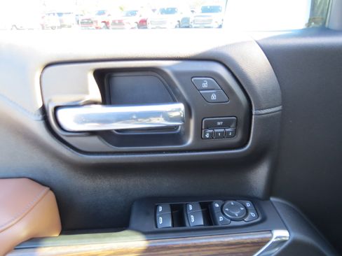 Used 2022 Chevrolet Silverado 1500 High Country w/ Technology Package image 19